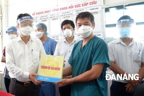 Huy động mọi nguồn lực để điều trị các bệnh nhân Covid-19