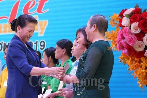 Chủ tịch Quốc hội tặng quà Tết cho công nhân lao động ở Bình Dương