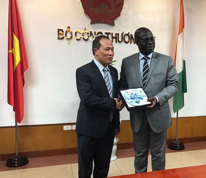 Tạo điều kiện doanh nghiệp Việt Nam- Bờ biển Ngà mở rộng hợp tác đầu tư kinh doanh thu truong cao quoc hung tiep quoc vu khanh phu trach xuc tien dau tu tu nhan bo bien nga