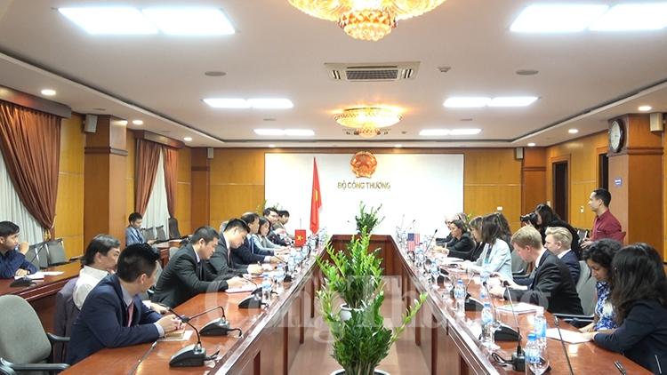 Việt Nam coi trọng phát triển quan hệ với Hoa Kỳ viet nam coi trong phat trien quan he voi hoa ky