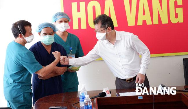 Lãnh đạo Thành ủy động viên đội ngũ y tế thuộc Trung tâm Y tế huyện chiến Hòa Vang đã rất nỗ lực thời gian qua. Ảnh: PHAN CHUNG