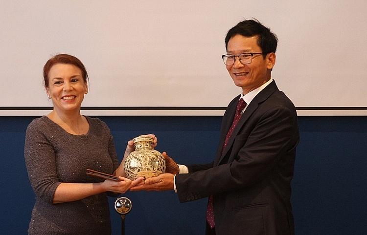 Đại sứ Hoàng Văn Lợi tặng bình gốm Chu Đậu Việt Nam cho bà Jenine Myburg, Chủ tịch Phòng Thương mại Công nghiệp Cape (CCCI), tỉnh Western Cape 1331-24