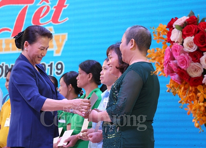 Chủ tịch Quốc hội tặng quà Tết cho công nhân lao động ở Bình Dương chu tich quoc hoi tang qua tet cho cong nhan lao dong o binh duong