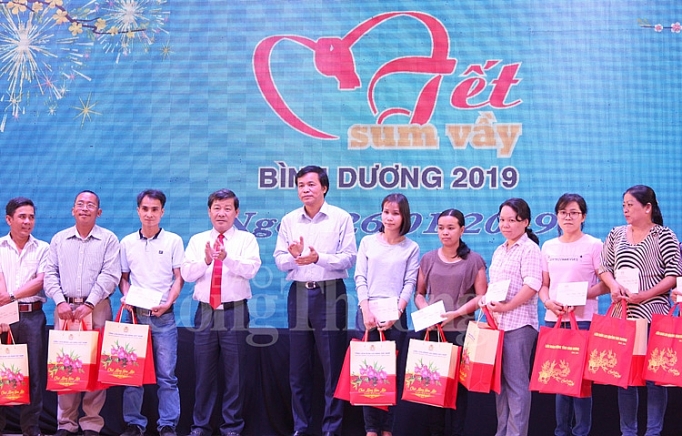 Chủ tịch Quốc hội tặng quà Tết cho công nhân lao động ở Bình Dương chu tich quoc hoi tang qua tet cho cong nhan lao dong o binh duong